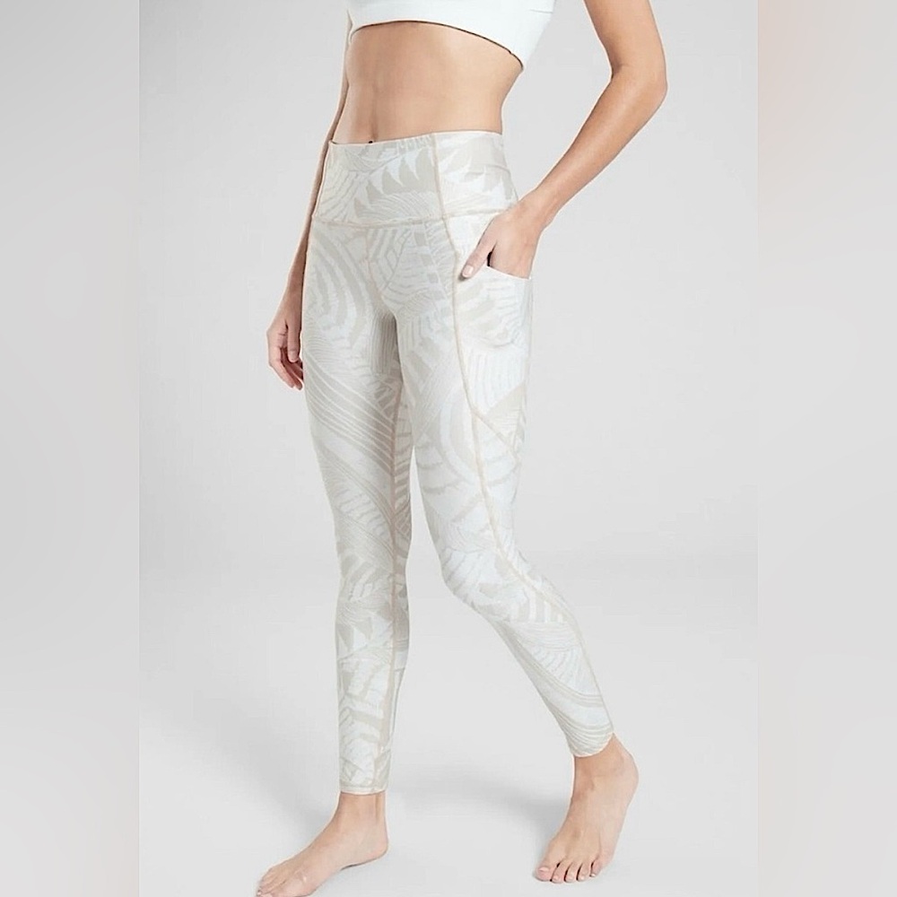 Athleta Salutation Zuma Stash Pocket 7/8 Tight In Powervita
Abalone Size Small